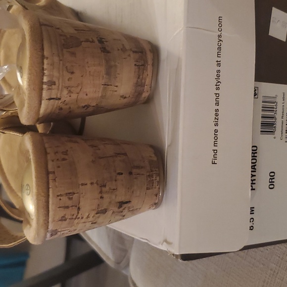 Giani Bernani Pryiaoro gold cork wedge sandals NIB - Picture 7 of 7